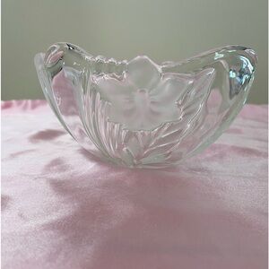 EUC MIKASA SMALL ROUND DISH WITH SWIRLS AND FROSTED AREAS AND A FROSTED FLOWER